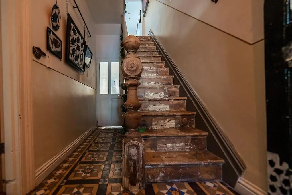 Glenroy Arts Gallery Meets Living Space Cardiff Holiday home